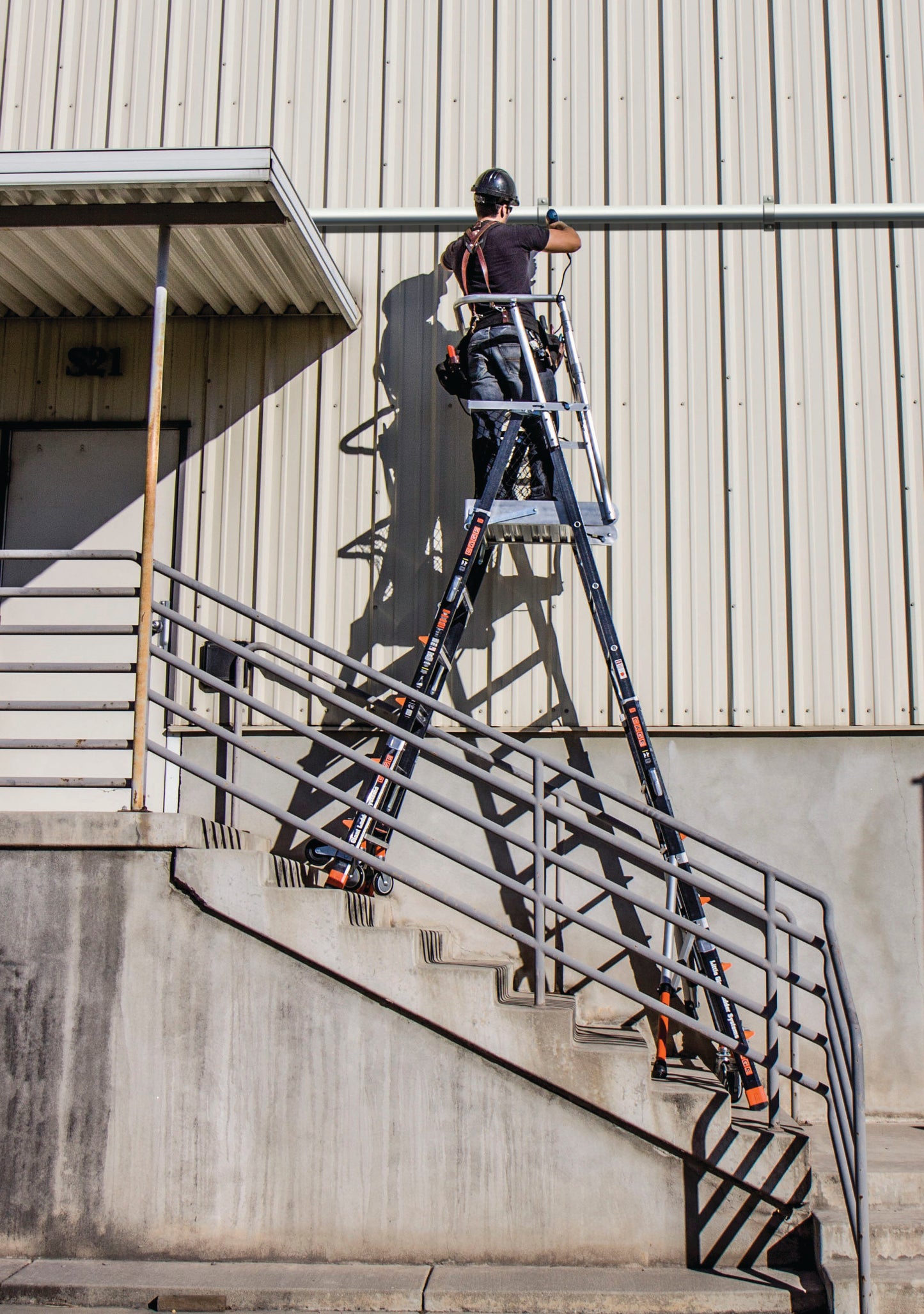 Escalera de Plataforma con Jaula de Seguridad 5' - 9' (1.52 m - 2.74 m) Fibra de Vidrio Tipo IAA Adjustable Safety Cage Little Giant 18509-817
