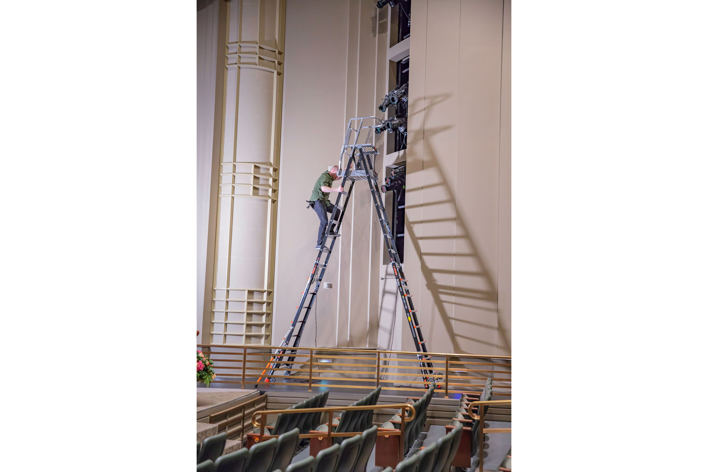 Escalera de Plataforma con Jaula de Seguridad 8' - 14' (2.44 m - 4.27 m) Fibra de Vidrio Tipo IAA Adjustable Safety Cage Little Giant 18515-817